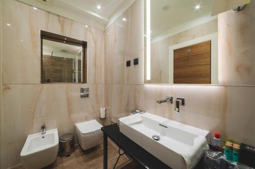 多布拉沃达Kalamper Hotel & Spa的一间带水槽和卫生间的浴室
