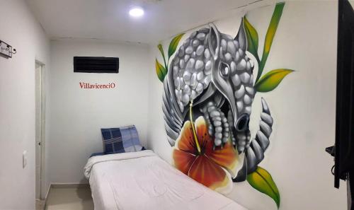 波哥大The Mural Hostel Bogotá的卧室的墙上挂着花卉壁画