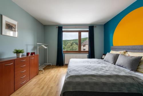 利普托斯基米库拉斯Apartment 353 Liptov Town的一间卧室设有一张大床和一个窗户。