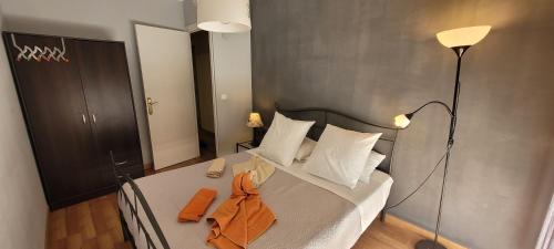 拉梅特拉·德·玛尔Precioso piso, todo equipado a 300m de las playas的一间卧室配有一张橙色浴袍的床