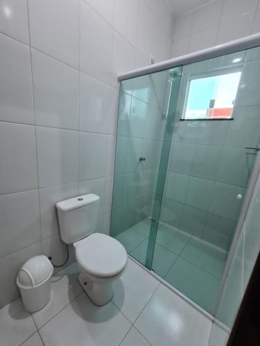 巴雷里尼亚斯Casa 22 Lençóis Maranhenses - Barreirinhas - MA的一间带卫生间和玻璃淋浴间的浴室
