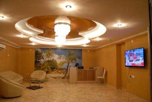 乌雷基珍品酒店的大堂设有1间带电视和天花板的大房间
