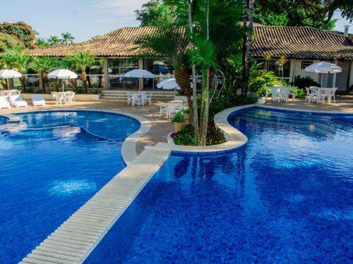 索科罗瑞卡特达卡舒埃拉酒店的中间的棕榈树度假村游泳池