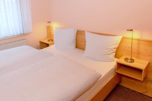 奥茨塞巴德·迪尔哈根Meereslust EG 2L的卧室配有2个白色枕头