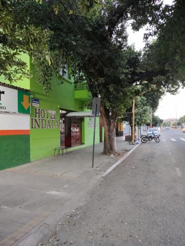 瓦拉达里斯州长市Hotel Indaiá的街道边有树的建筑物