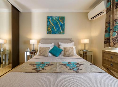 La Roquette-sur-SiagneLa Maisonnette du Clos的一间卧室配有一张带蓝色枕头的大床