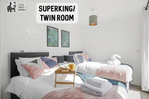 斯蒂夫尼奇Lux Penthouse Flat in Stevenage with Balcony, Super King Bed & Fast WiFi的令人惊奇的双床间 - 带2张床