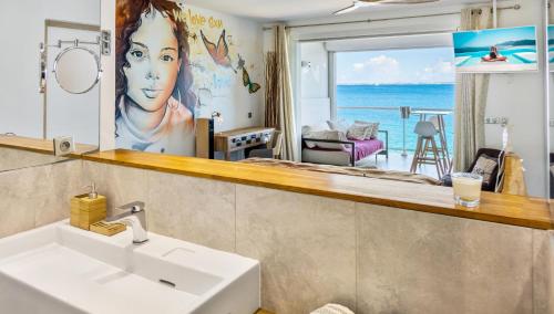圣马丁岛Residence Bleu Marine - Honeymoon apartments的设有带水槽的浴室,享有海景