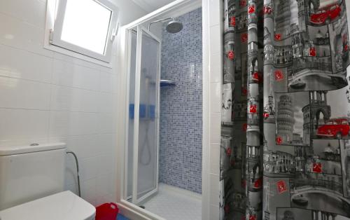 特尔德瓦斯科达伽马公寓的浴室设有淋浴帘,车上装有淋浴帘