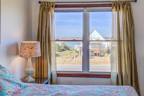 托普赛尔海滩Whaley Topsail Beach的一间卧室设有海景窗户