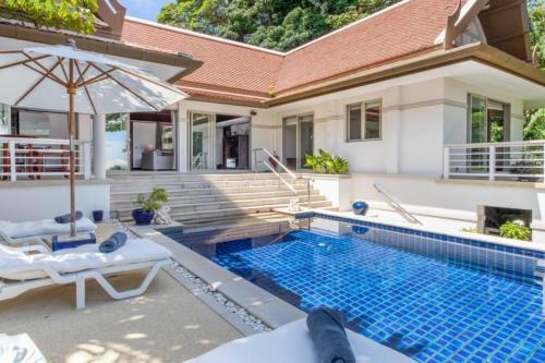 卡塔海滩Villa Mauao - Luxury Villa in Katamanda, Kata的一座带游泳池和房子的别墅