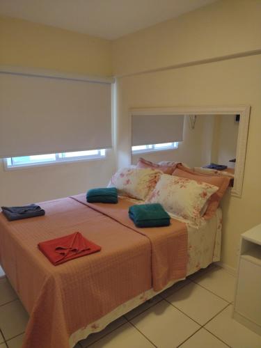 曼加拉蒂巴Porto Real Resort Suites 1的一间卧室配有一张带橙色毯子的床