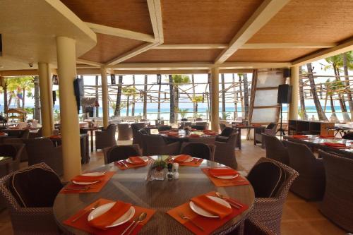 长滩岛天堂大使的一间带桌椅和窗户的用餐室
