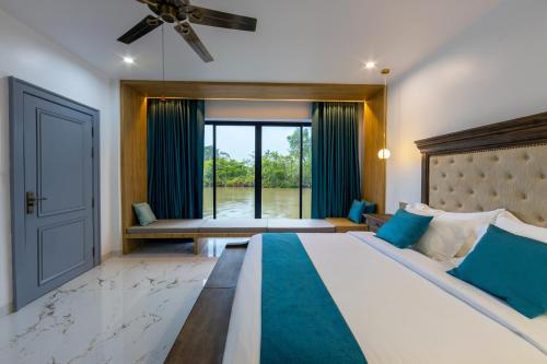 TrâpeăngSS Villa & Resort的一间卧室设有一张大床和一个大窗户
