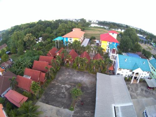 甘烹碧Bunraksa Resort的享有度假胜地的空中景色,拥有许多房屋