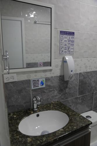圣安德烈斯Posada Mango House的一间带水槽、镜子和卫生间的浴室