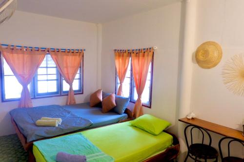 库德岛Lungkluay homestay的一间卧室设有两张床和两个窗户。