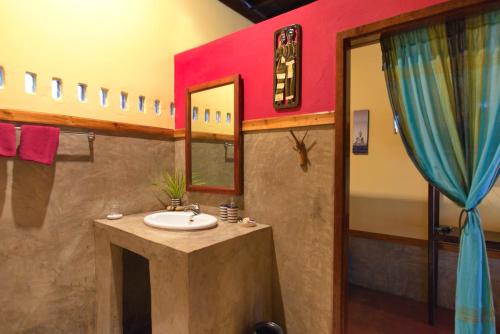 Nongkhiaw曼陀罗欧度假酒店的一间带水槽和镜子的浴室