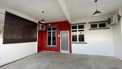CukaiAR Homestay Bukit Kuang Kemaman的一间红色的门和红色及白色墙壁的房间