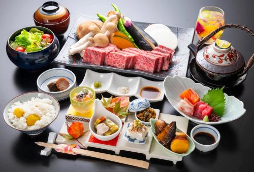 Totsukawa仙景汤乃谷日式旅馆的餐桌上放着食物和碗