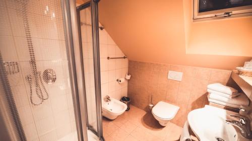 兹林乌约翰娜膳食公寓&餐厅的带淋浴、卫生间和盥洗盆的浴室