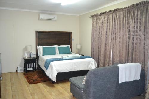 逊邱伦Green Grove Villa的一间卧室配有一张床和一张沙发
