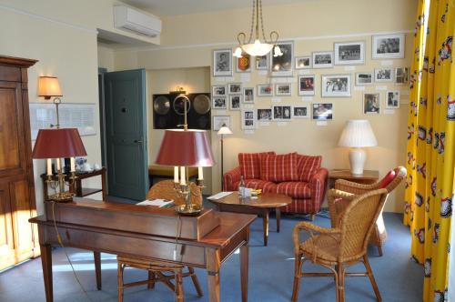 伯尔尼内恩格独特酒店的客厅配有钢琴和红色沙发