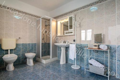 安德里亚Locazione turistica Lorusso 1的浴室配有卫生间、盥洗盆和淋浴。