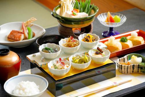 京都料理旅馆 花乐的桌子上放着各种食物的碗