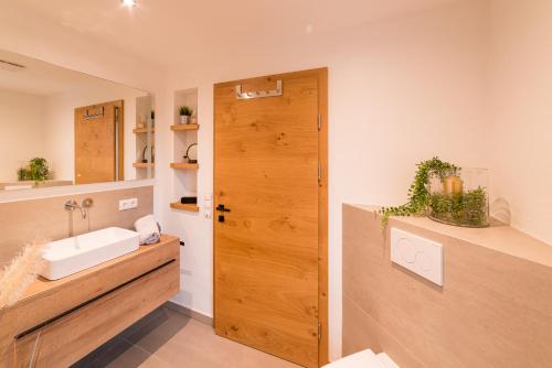 菲根Alpen-Lounge Apartment 17的一间带水槽和镜子的浴室