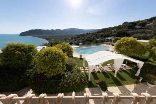 马蒂纳塔伊尔波尔图住宅酒店的享有游泳池和大海的景色