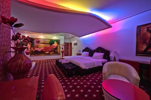 地拉那Hotel Rosa Blu的酒店客房,配有一张床和紫色照明