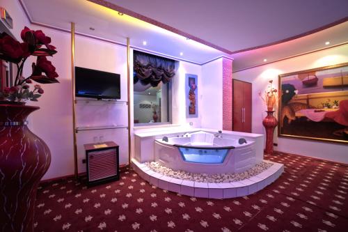 地拉那Hotel Rosa Blu的一间大浴室,内设一个大浴缸