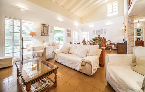 瓦伦西亚Agradable Villa junto al mar con piscina的客厅配有白色的沙发和桌子