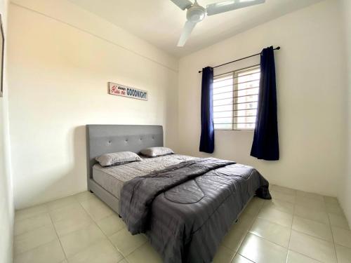 万挠De'Colour Stay at Country Homes Rawang的一间卧室设有一张床和一个窗口