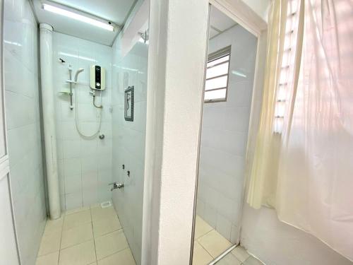 万挠De'Colour Stay at Country Homes Rawang的带淋浴和步入式淋浴间的浴室