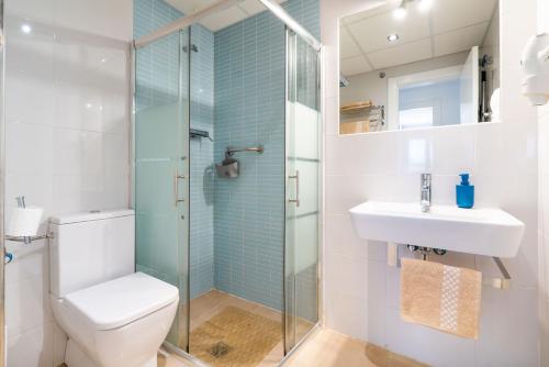 卡沃内拉斯德拉玛尔公寓的浴室配有卫生间、盥洗盆和淋浴。