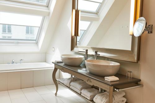 维也纳施泰根博阁庄园酒店的浴室设有2个水槽和镜子