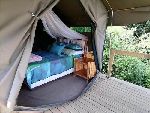 格拉斯科普Chosen Glamping Tents的帐篷内的一张床位,配有天篷