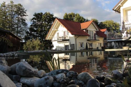 BodneggFerienhof Stärk的前面有池塘的房子