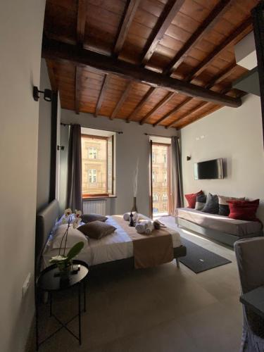 罗马Soha Piazza Di Spagna Boutique的一间卧室配有一张大床和一张沙发