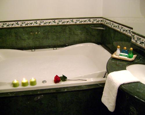 圣达菲InterTower Hotel的浴室配有带蜡烛的浴缸。