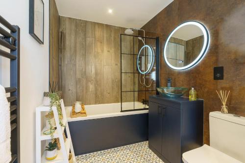 布里斯托Alba - 2 Bedroom Luxury Apartment by Mint Stays的带浴缸、水槽和镜子的浴室