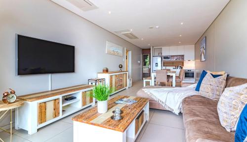 巴利托Suite 501, Zimbali Suites的带沙发和平面电视的客厅