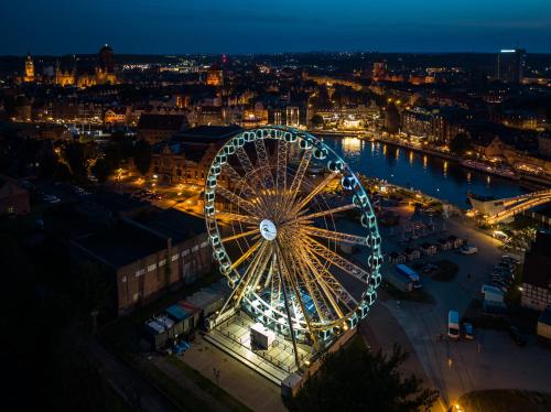 格但斯克Baltic Gdansk OLD TOWN的夜空在城市里的摩天轮