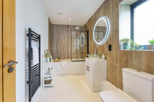 布里斯托Honeysuckle - 1 Bedroom Luxury Apartment by Mint Stays的一间带卫生间、水槽和镜子的浴室