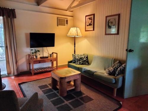 莱克斯恩特伦斯卡里姆纳伍兹小屋旅馆的客厅配有沙发和桌子