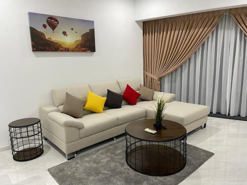 吉隆坡Eaton Residences KLCC by Luna的客厅配有沙发和2张桌子