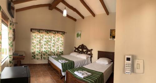 圣克鲁斯Lili's Hostel的一间卧室设有两张床和窗户。