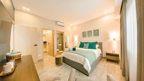 圣多明各Fully Serviced Apartment at Regatta Living II - 6C的一间卧室配有一张床和一张书桌,另一间卧室配有一张桌子。